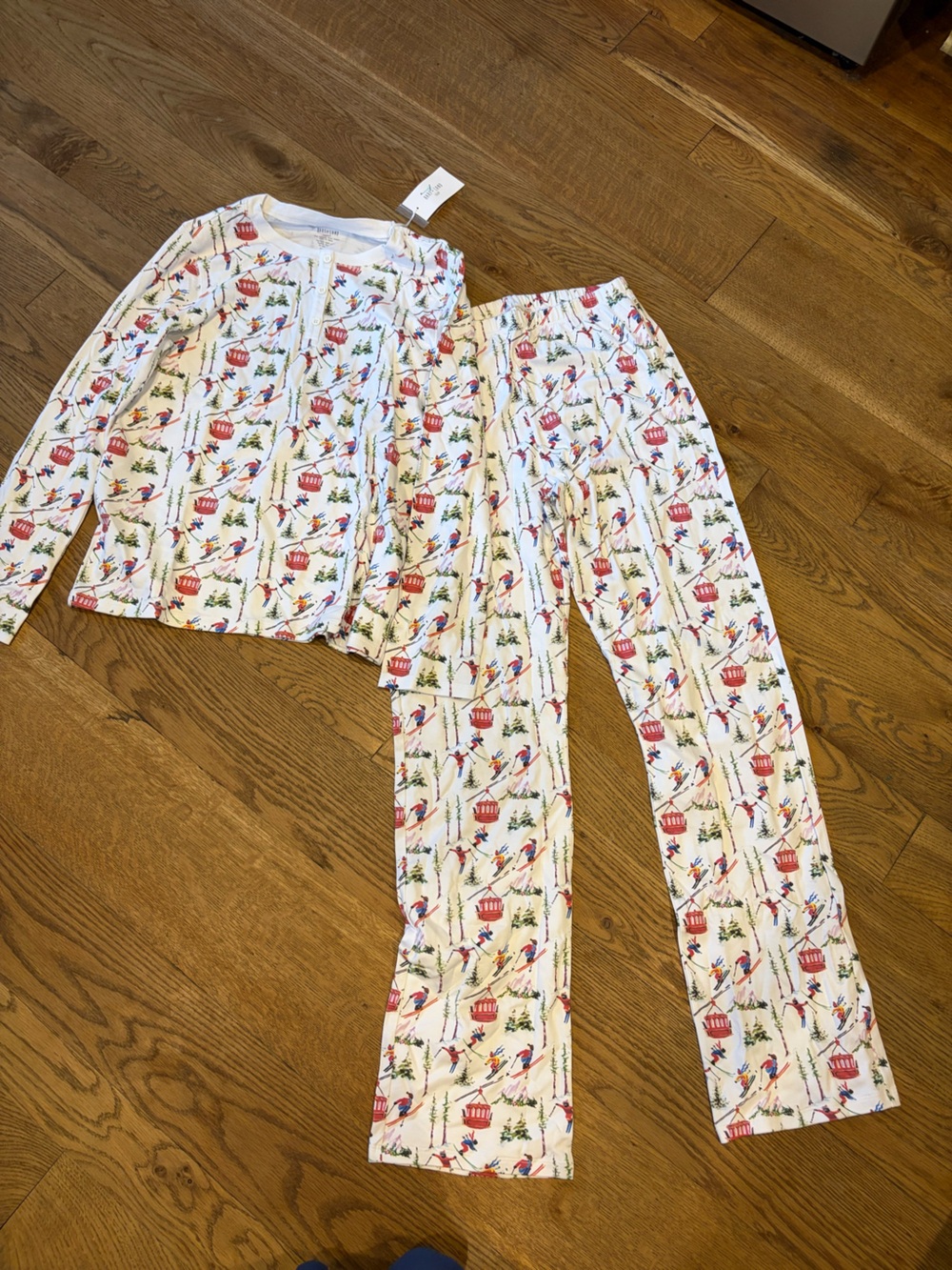 Womenโs ski lift 2pc Pajama Set | Sz M
100% Organic Cotton | Christmas Holiday